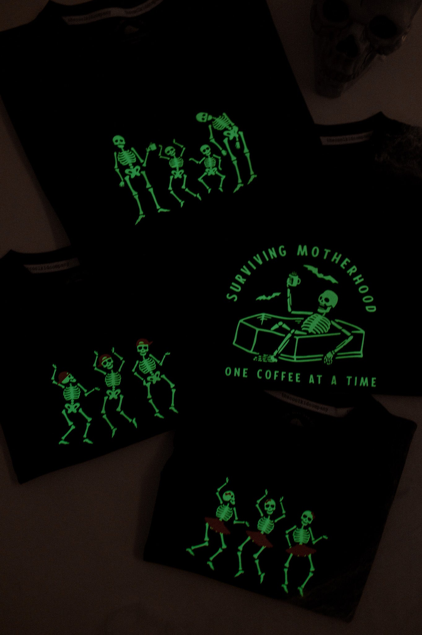 Polo de Adulto Esqueletos Surviving Motherhood/Fatherhood -COOLween-