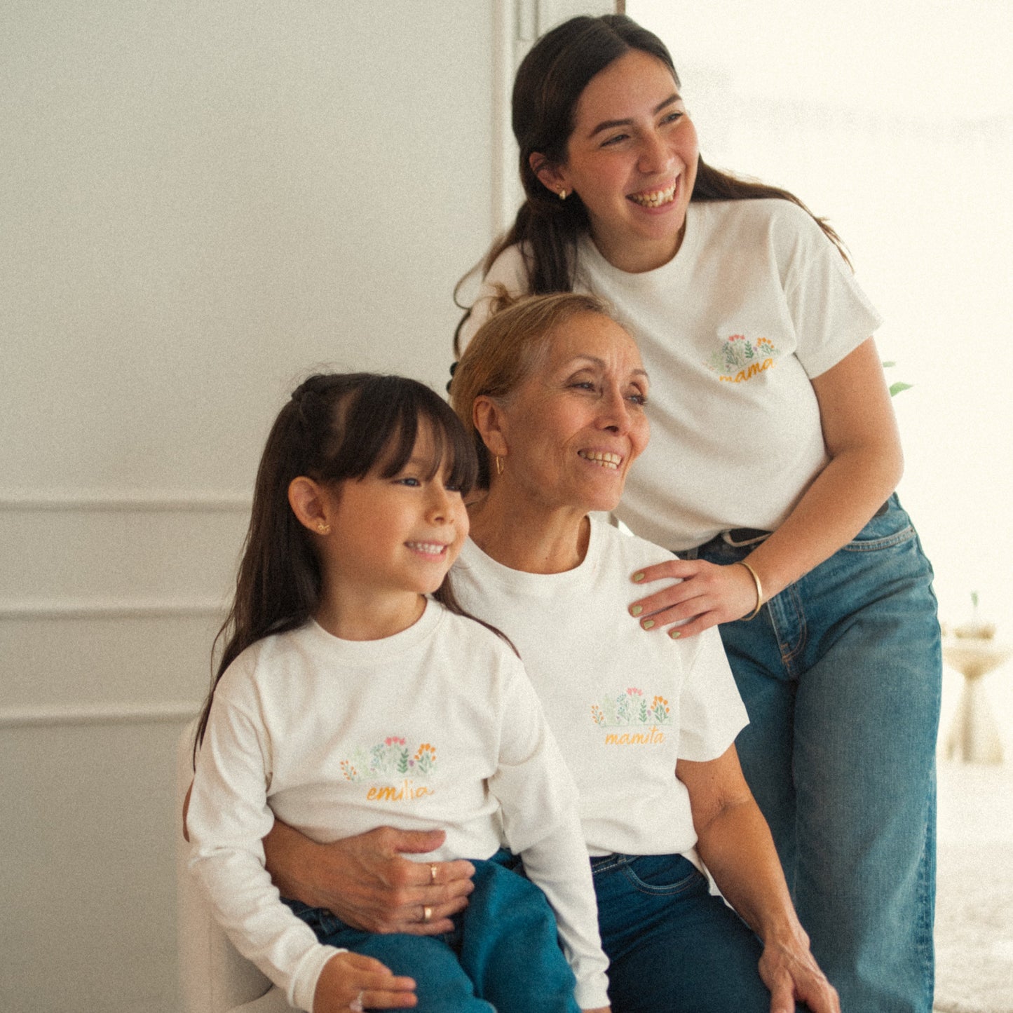 Polo de Adulto Abuela flowers (nombre personalizado)