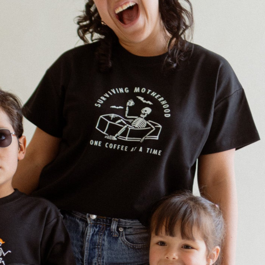 Polo de Adulto Esqueletos Surviving Motherhood/Fatherhood -COOLween-