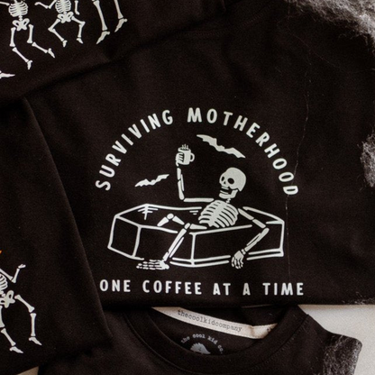 Polera de Adulto Esqueletos Surviving Motherhood