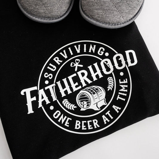 Polera de Hombre Surviving Fatherhood One Beer at a Time