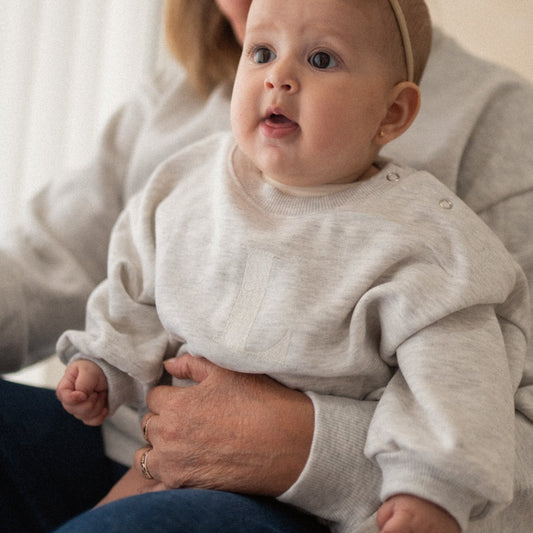 Polo KID BORDADO Letra Inicial Monocromática